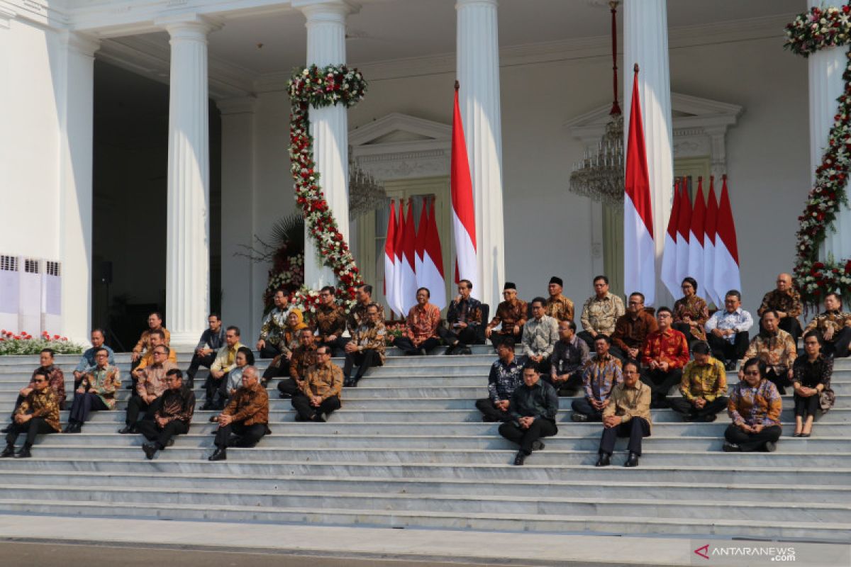 Jokowi: lesehan di anak tangga untuk kerendahan hati