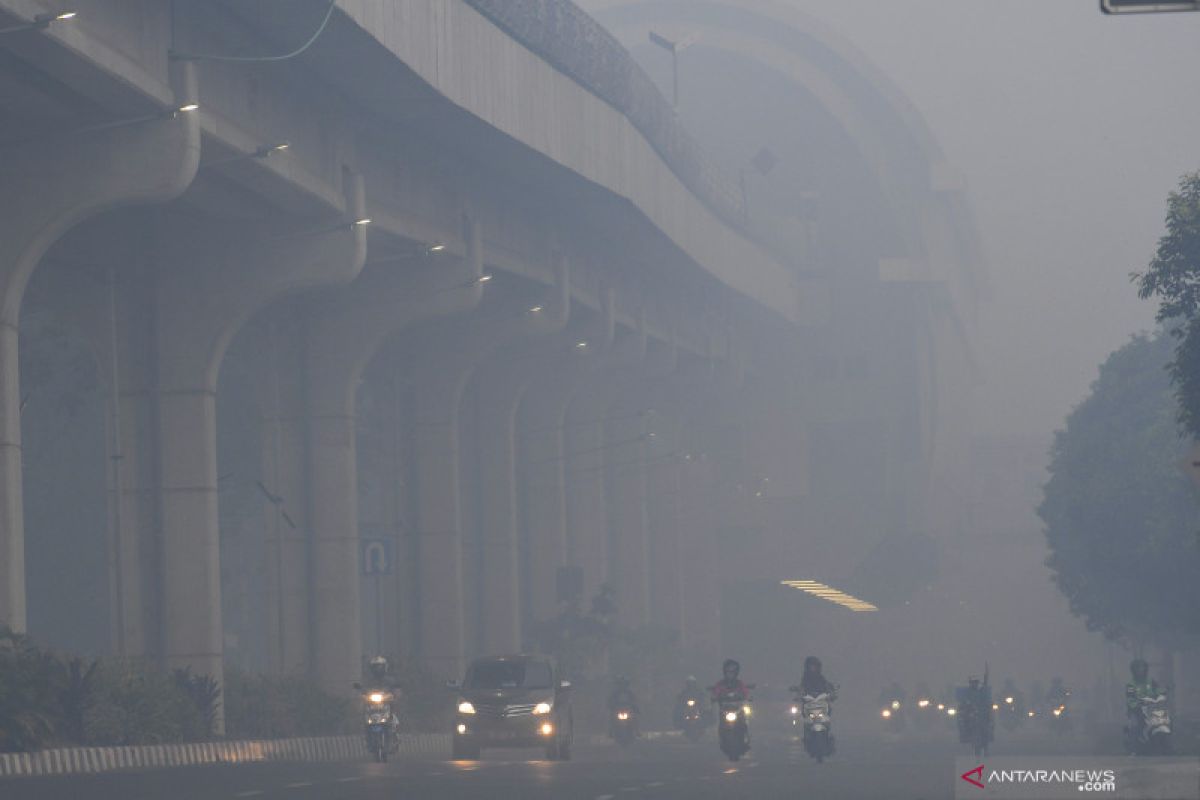 Kota Palembang masih diliputi kabut asap pekat