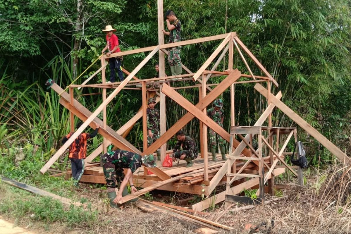 Satgas TMMD bangun pos kamling di Embaloh Kapuas Hulu