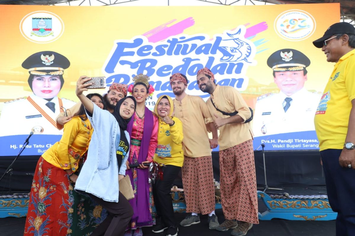Warga negara asing berkolaborasi di Festival Bedolan Pamarayan