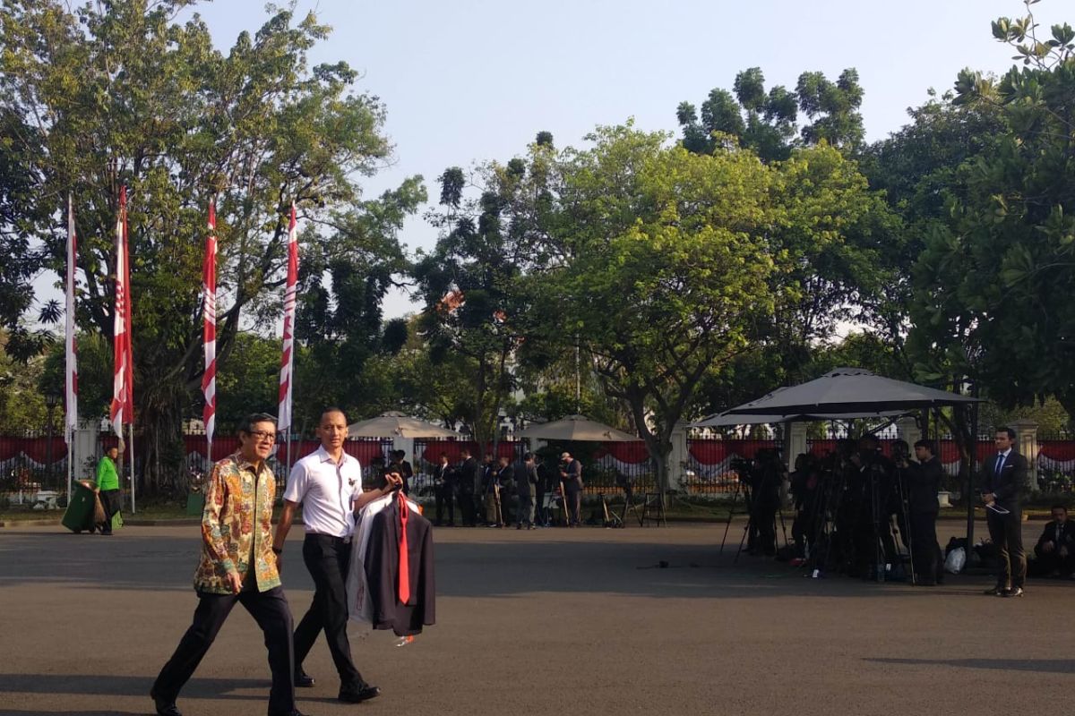 Hari pengumuman dan pelantikan kabinet kerja jilid II, para menteri kenakan batik ke istana