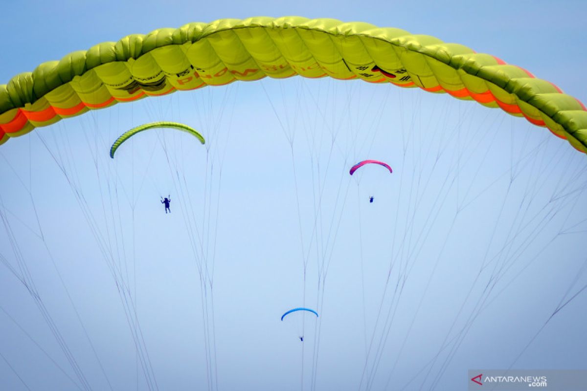 Agam has new paragliding destination in Bukik Bukua