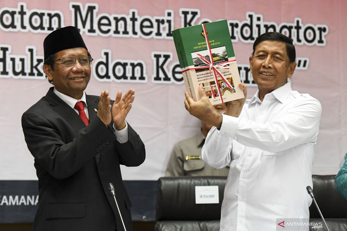 Wiranto Sertijab Menko Polhukam ke Mahfud