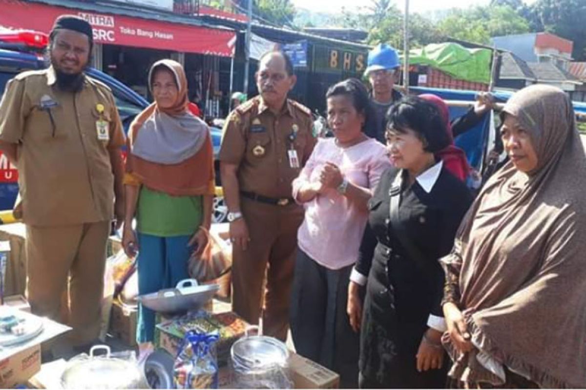 Pemkab Lutim serahkan bantuan untuk korban kebakaran Pasar Malili