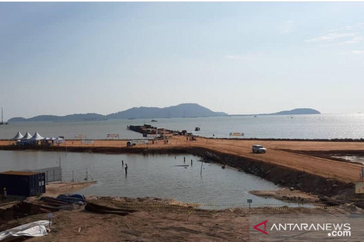 Jalan menuju dermaga Pelabuhan Terminal Kijing Mempawah jebol