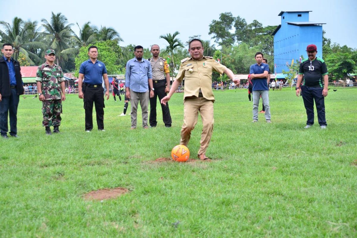 Wakil Bupati Kayong Utara buka Turnamen Sepak Bola di Teluk Batang