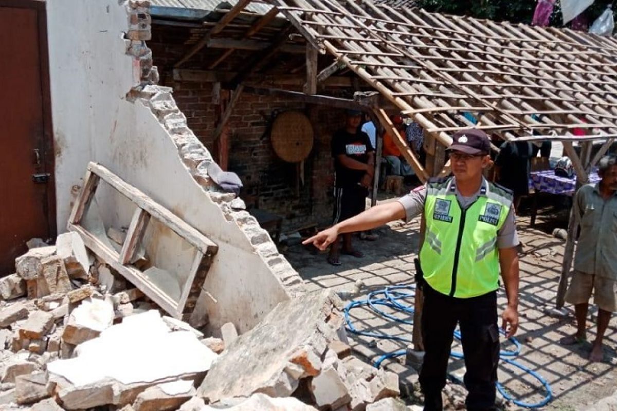Seorang pekerja di Blitar tewas tertimpa tembok bangunan ambruk