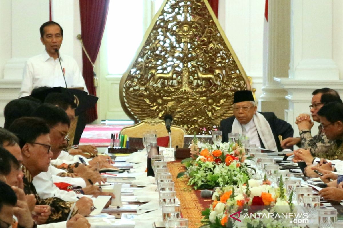 Jokowi urges cabinet members to collaborate as one solid team