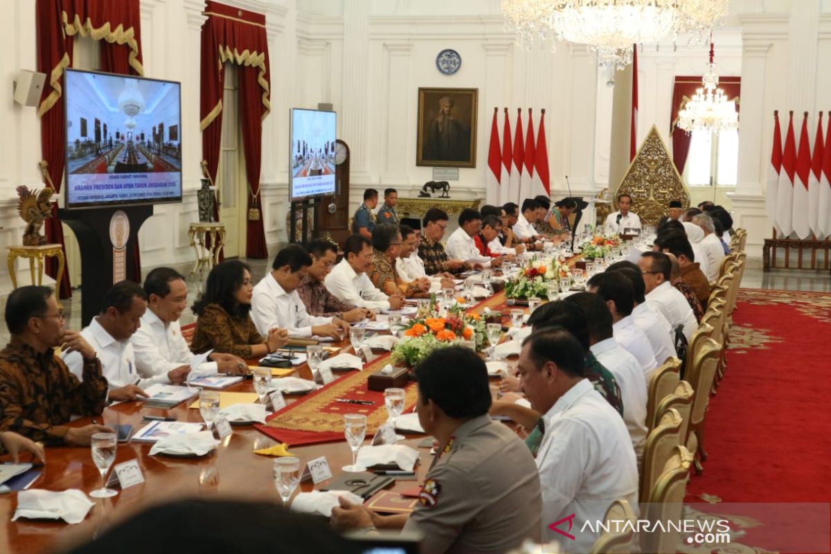 Sidang perdana kabinet, Jokowi: kumpulkan regulasi penghambat investasi