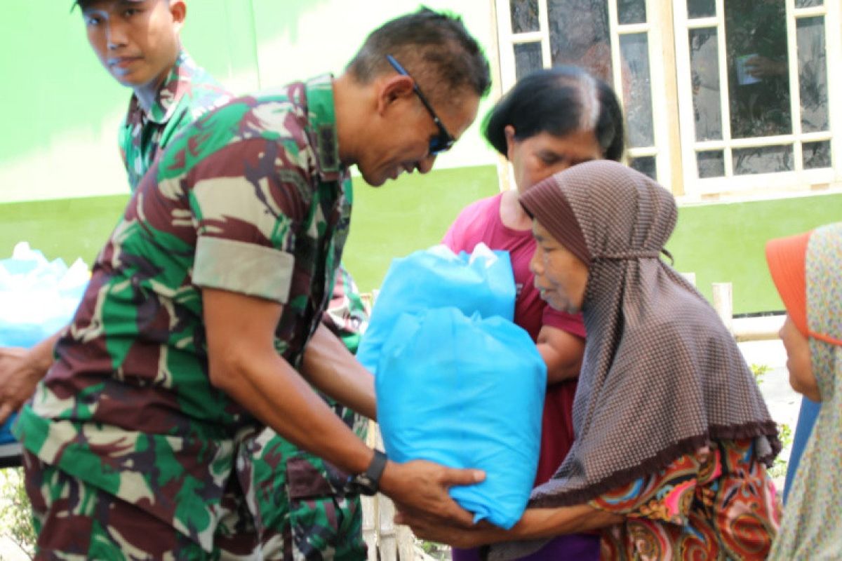 Kodam IV/Diponegoro bantu sembako untuk warga Desa Cilibang