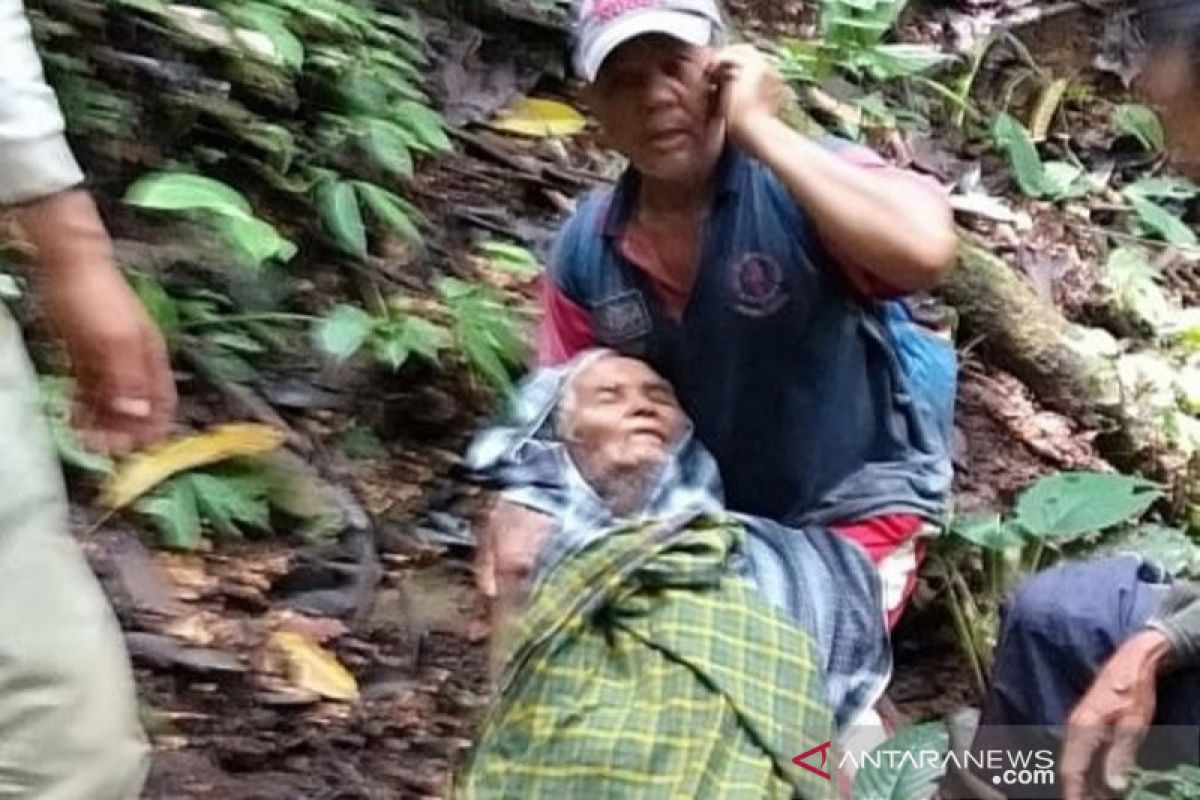 Seorang lansia hilang di hutan ditemukan dalam keadaan lemas