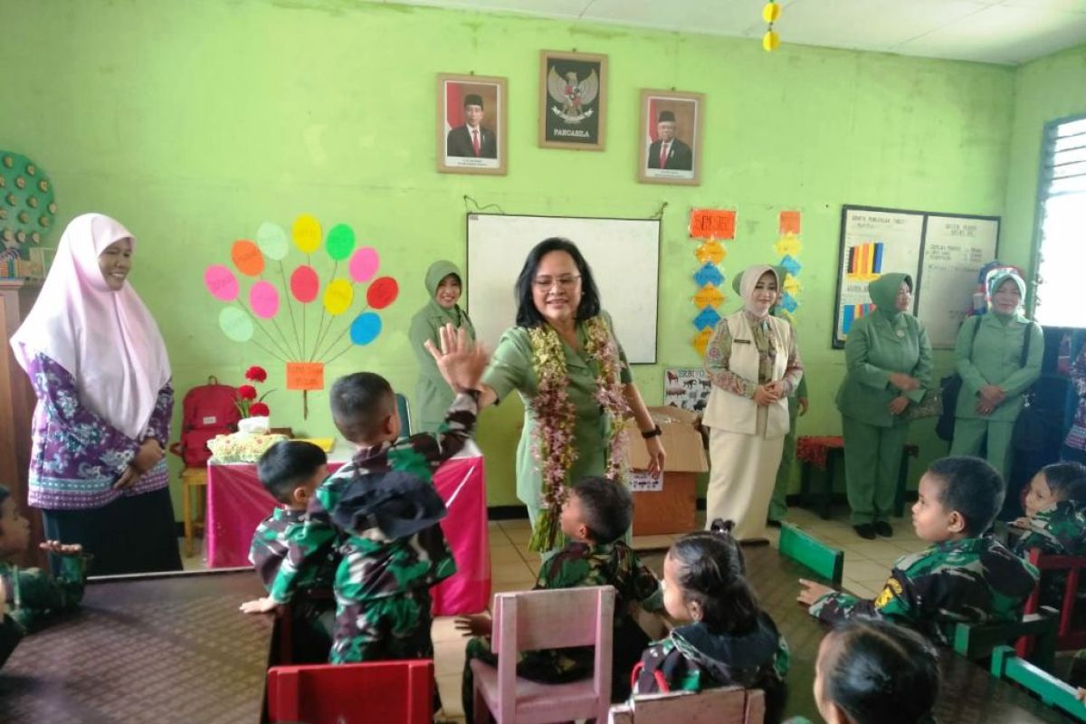 Ketua Persit Kodam XVII/Cenderawasih kunjungi PAUD-TK Merauke