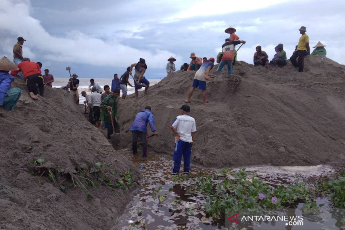 Tangulangi banjir masyarakat Aceh Jaya keruk muara Sungai Teunom secara swadaya