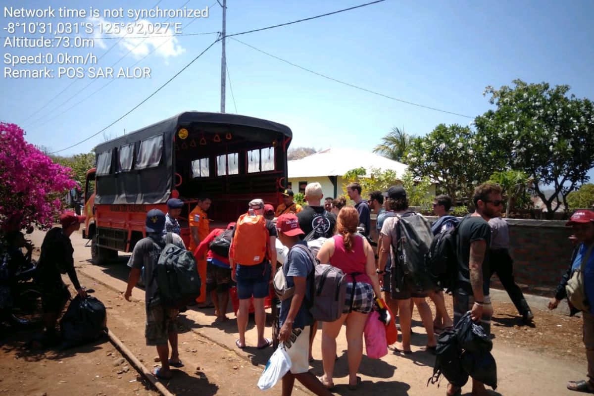 SAR menyelamatkan belasan wisatawan kapal tenggelam di Alor