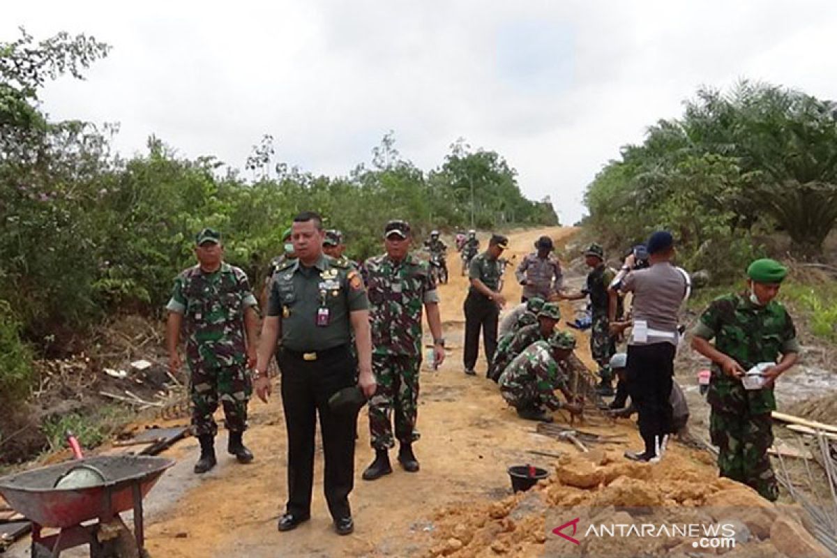 Brigjen TNI Prianto tinjau kegiatan TMMD di Belitung