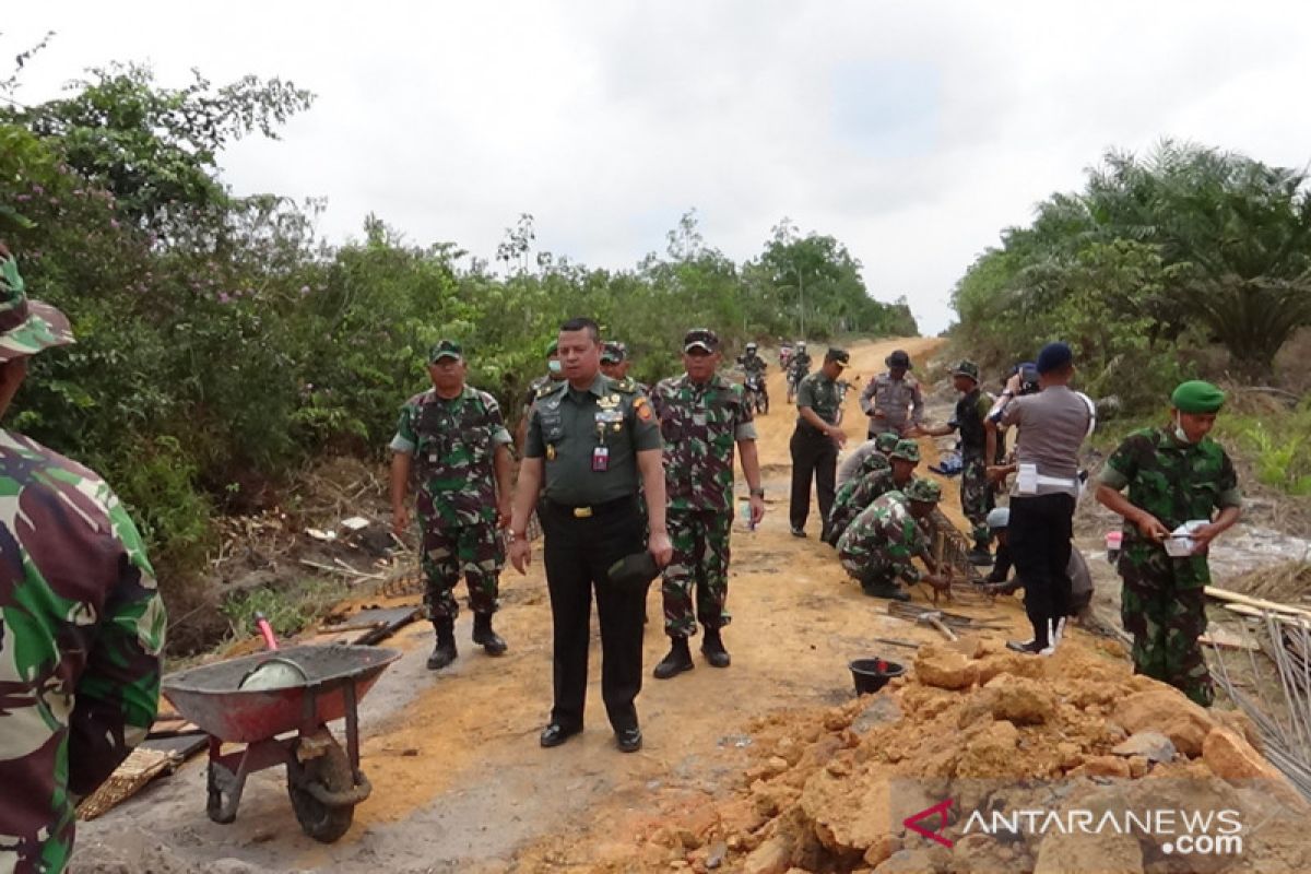 Brigjen TNI Prianto tinjau kegiatan TMMD di Belitung