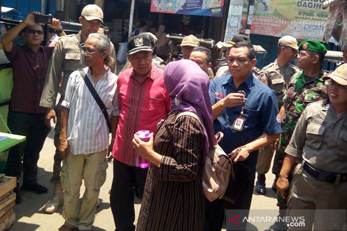 OJK-TPAKD Kabupaten Banyumas ajak pedagang pasar tolak rentenir