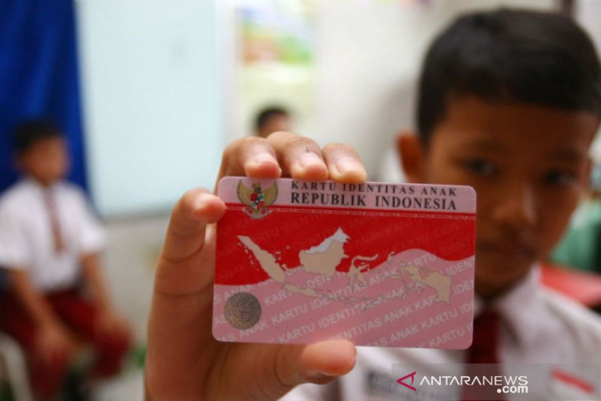 Dispendukcapil Kota Madiun layani perekaman kartu identitas anak di SMP