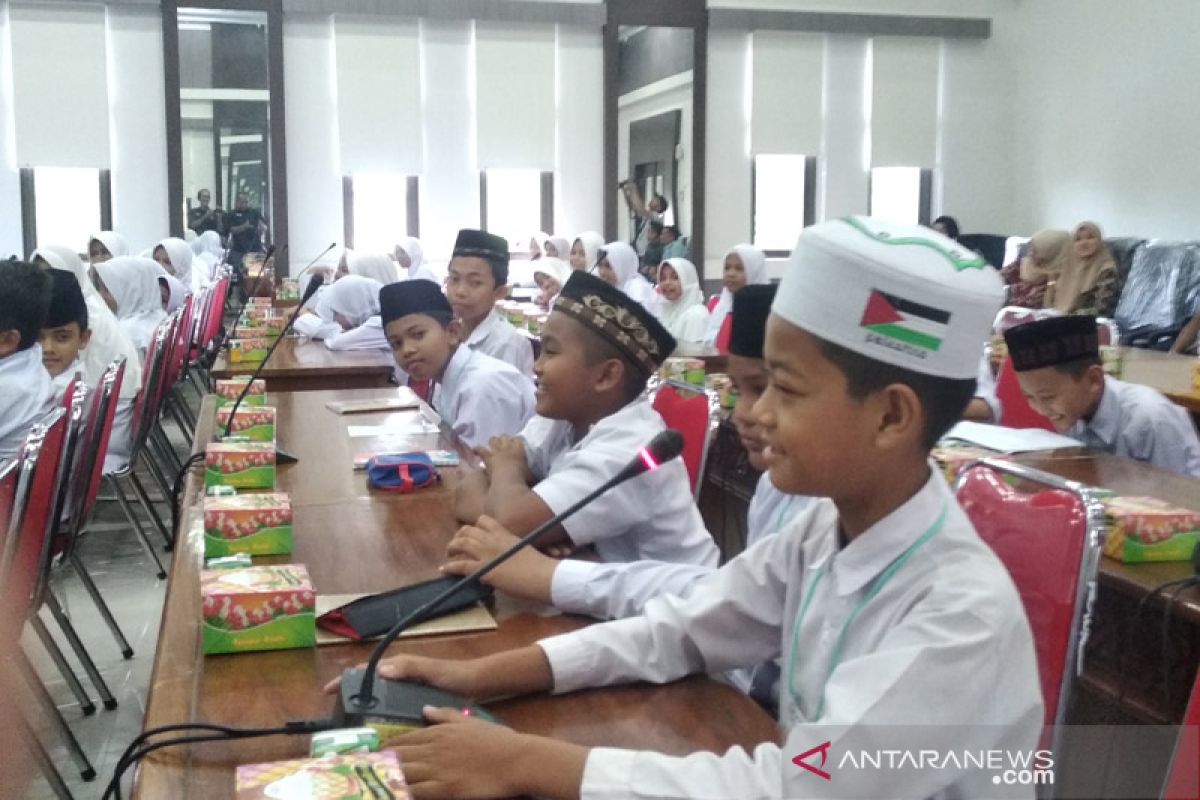 Puluhan murid SD duduki DPR Aceh, pertanyakan gaji dan cara buat Perda