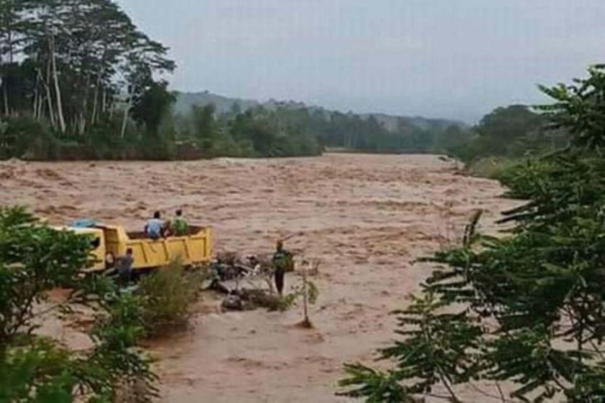 Sungai meluap nyaris makan tumbal, satu mobil dan 2 orang terbawa arus