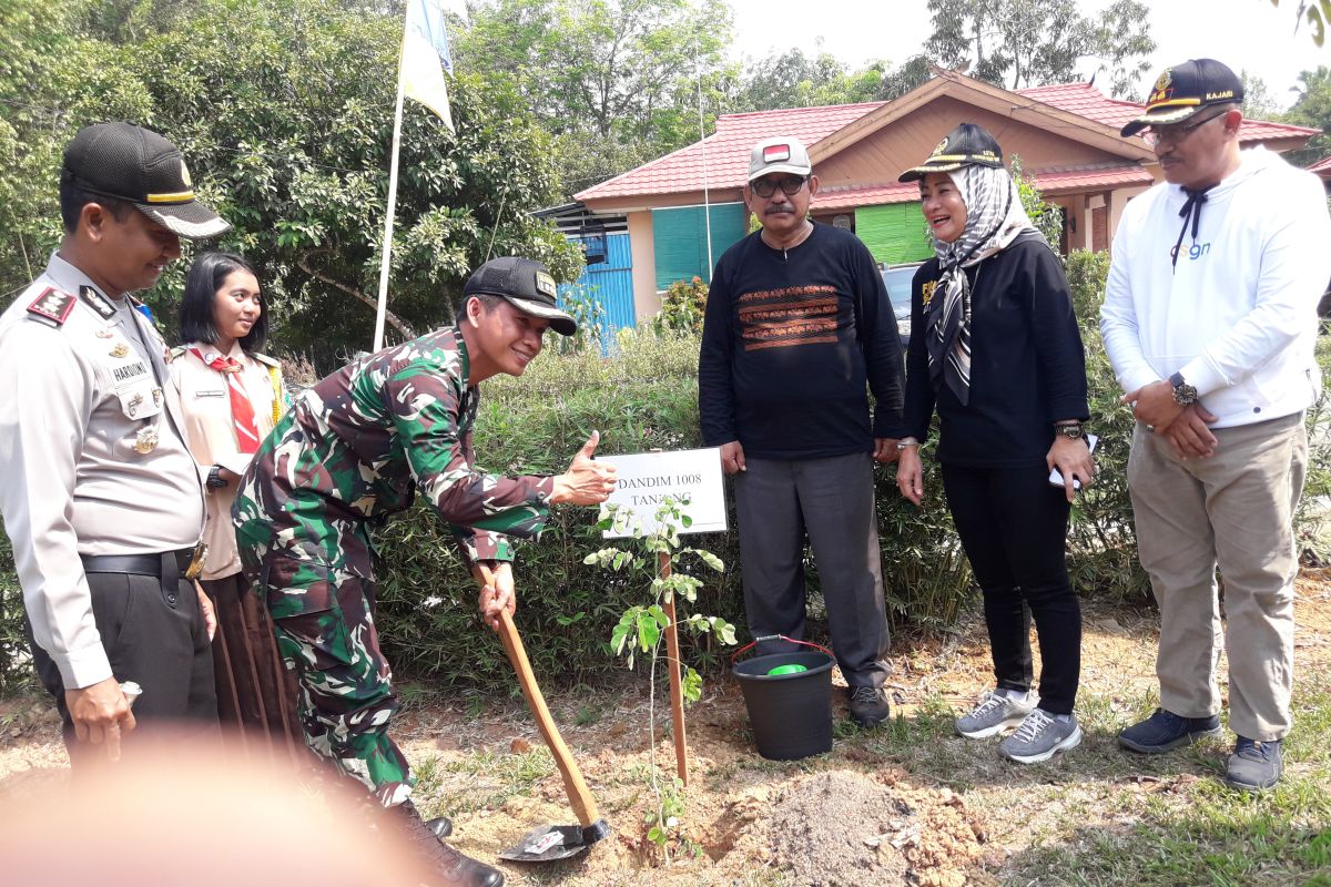 Tabalong tanam ribuan bibit pohon dukung revolusi hijau