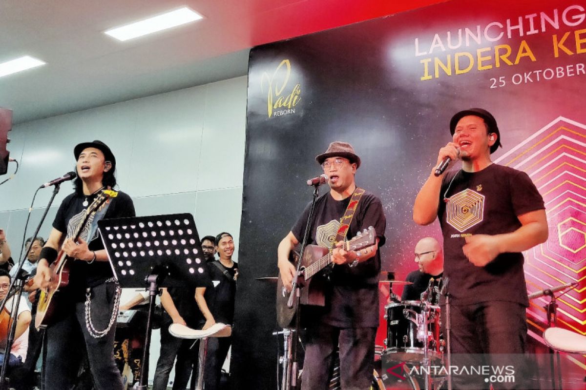 Menhub Budi Karya ngeband bersama Padi Reborn di stasiun MRT