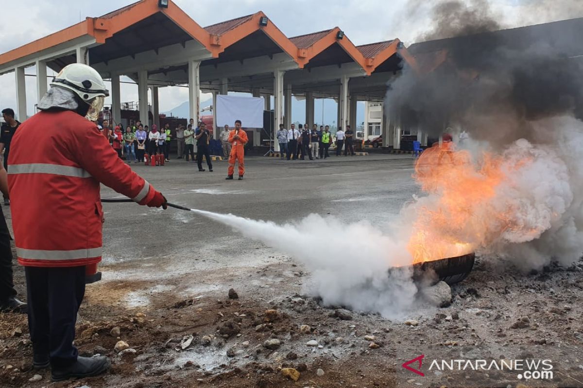 Bandara Sam Ratulangi Manado melakukan sosialisasi penggunaan alat pemadam api