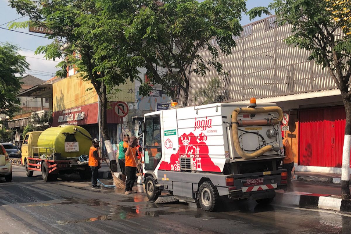 Kotoran burung di sepanjang Jalan Suryotomo Yogyakarta dibersihkan