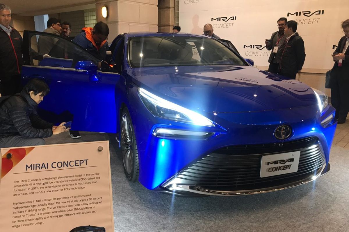 Wuih, mobil hidrogen Toyota Mirai baru curi perhatian pengunjung Tokyo Motor Show