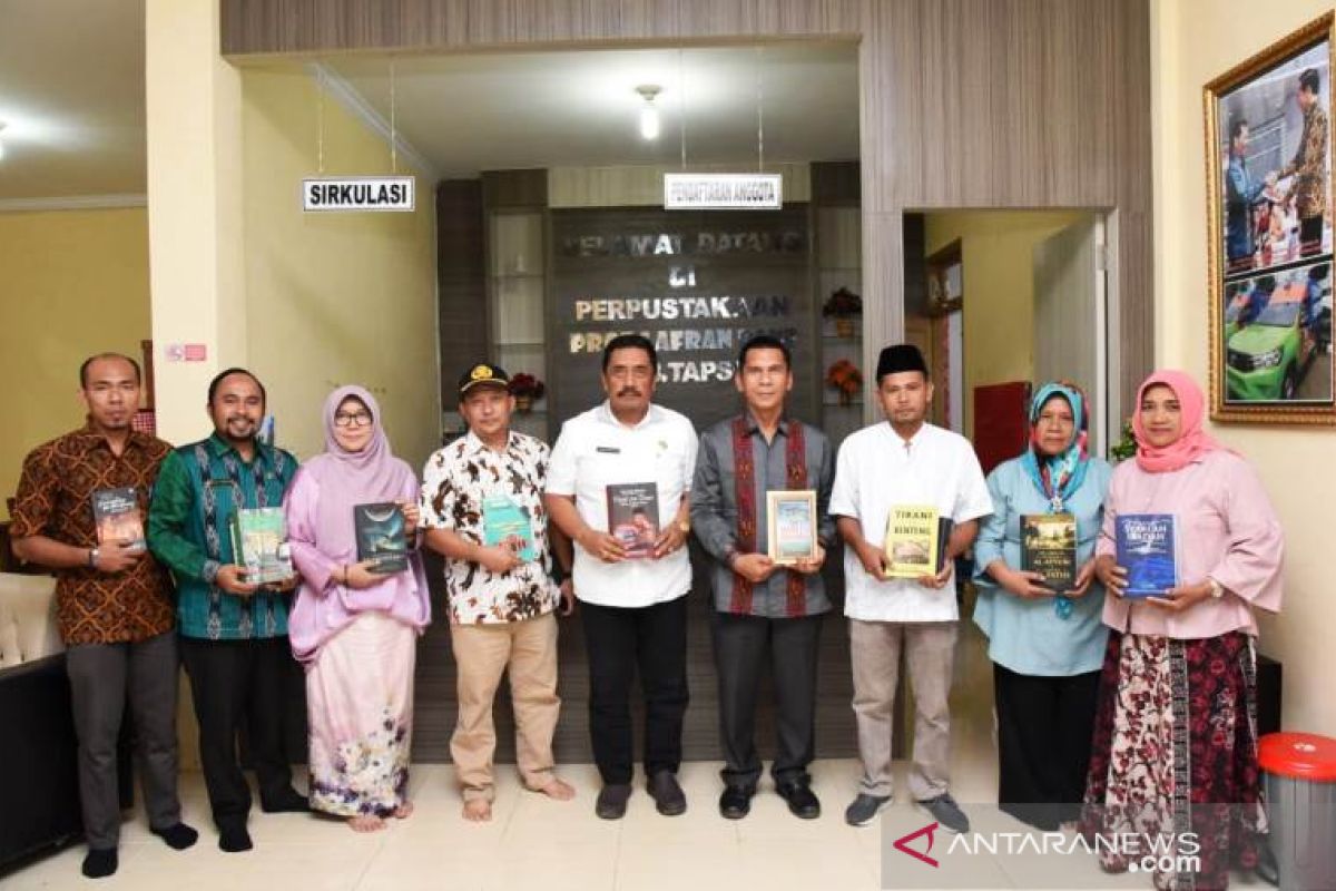 Pemkab Tapanuli Selatan apresiasi sumbangan ribuan buku dari KAHMI