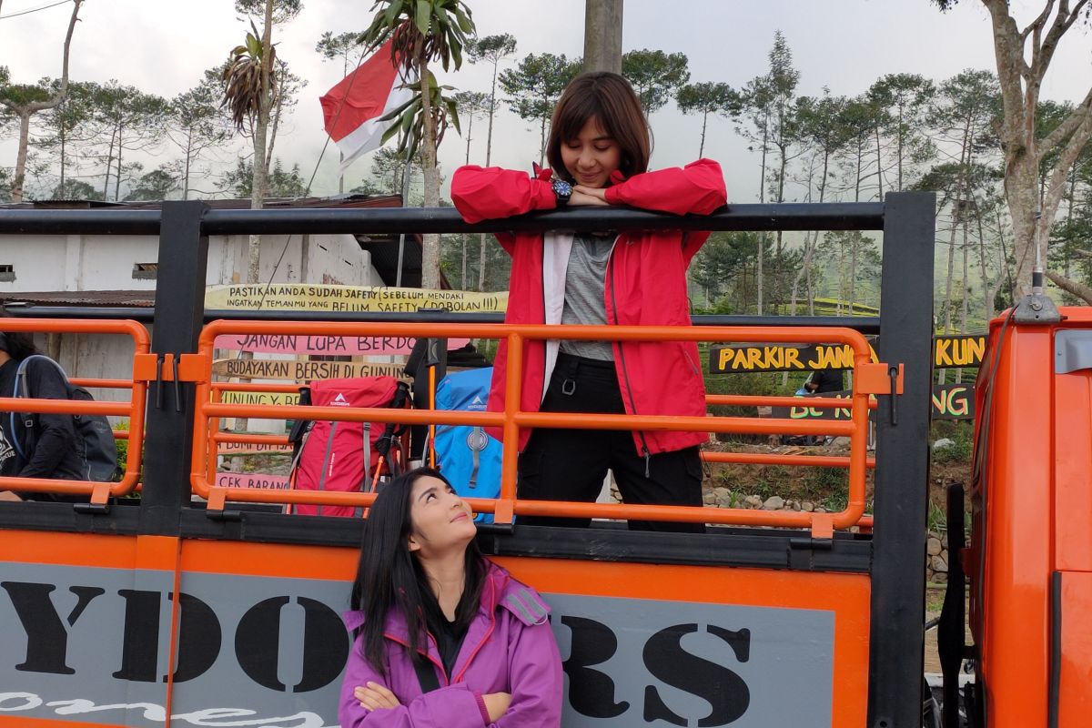 Tetap kinclong saat "hiking" ala Adinda Thomas dan Debi Sagita