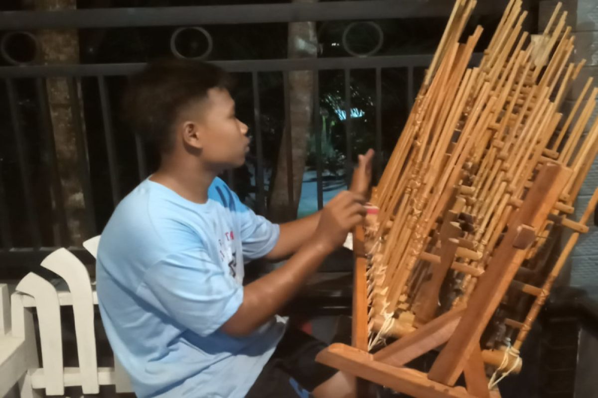 Anak Desa Cilibang diajak lestarikan kesenian Tek tek