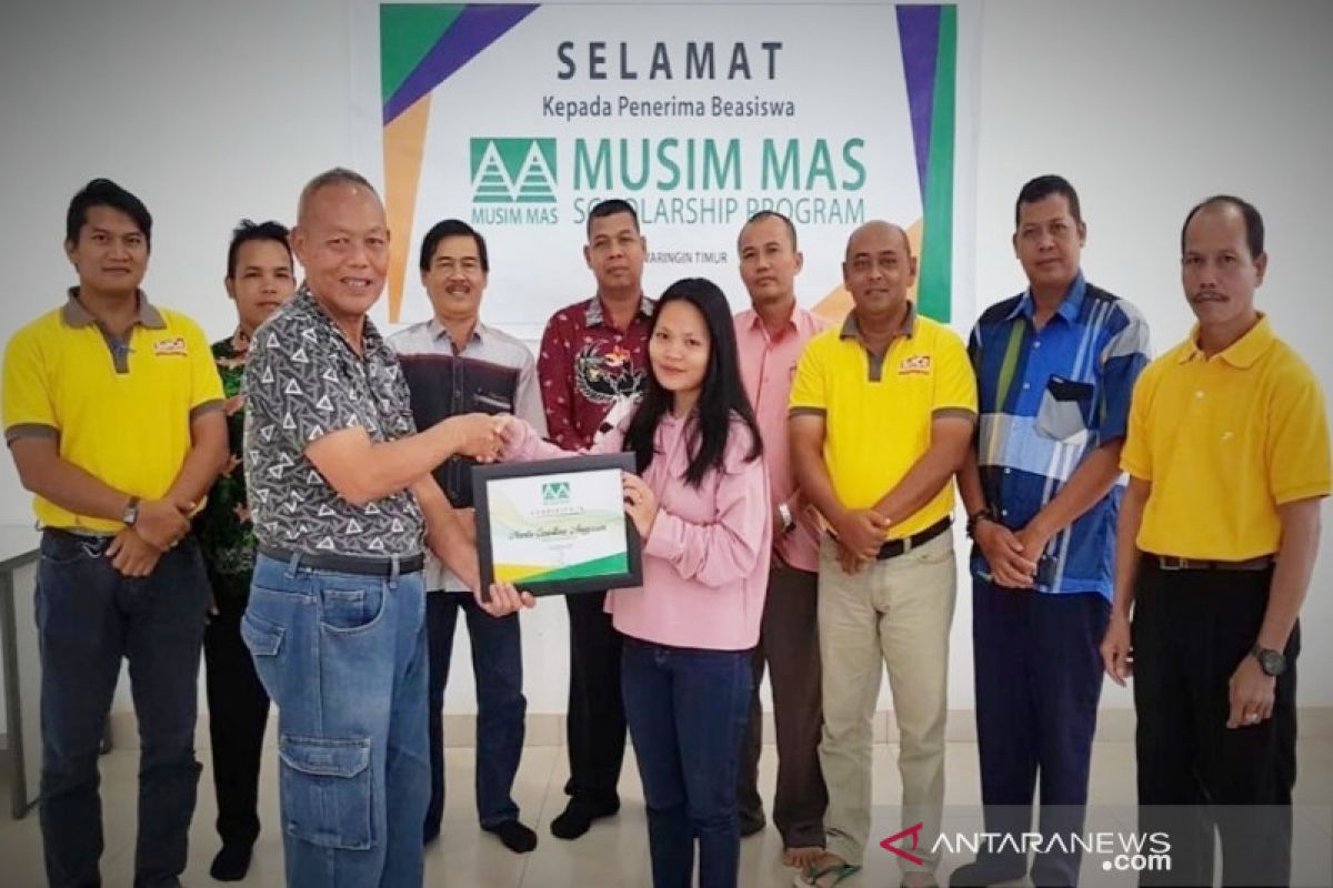 PT MAS dan PT SSM salurkan beasiswa untuk mahasiswa asal desa sekitar perusahaan