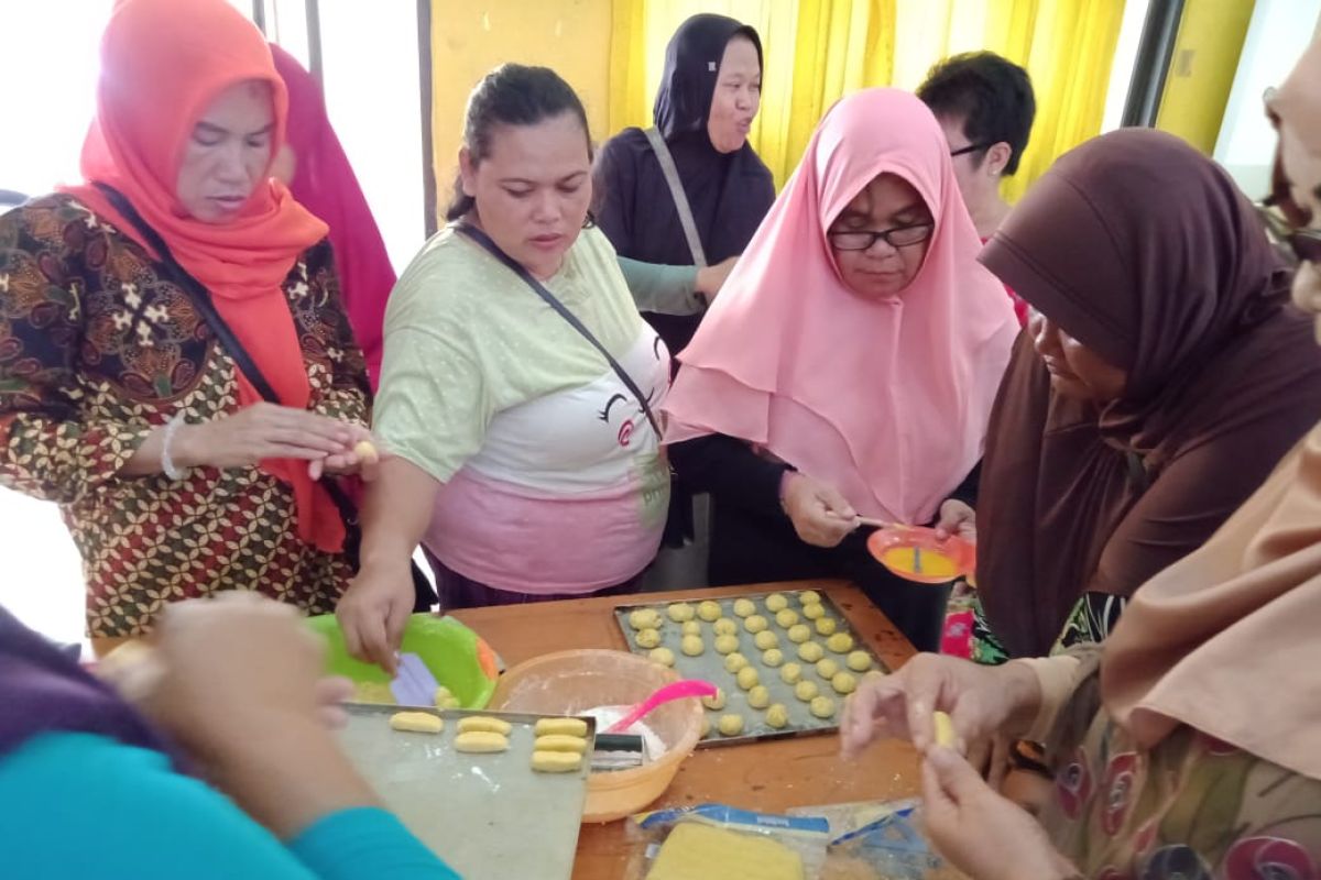 Lebaran masih jauh, PNM ajari emak-emak Berkelir membuat aneka kue