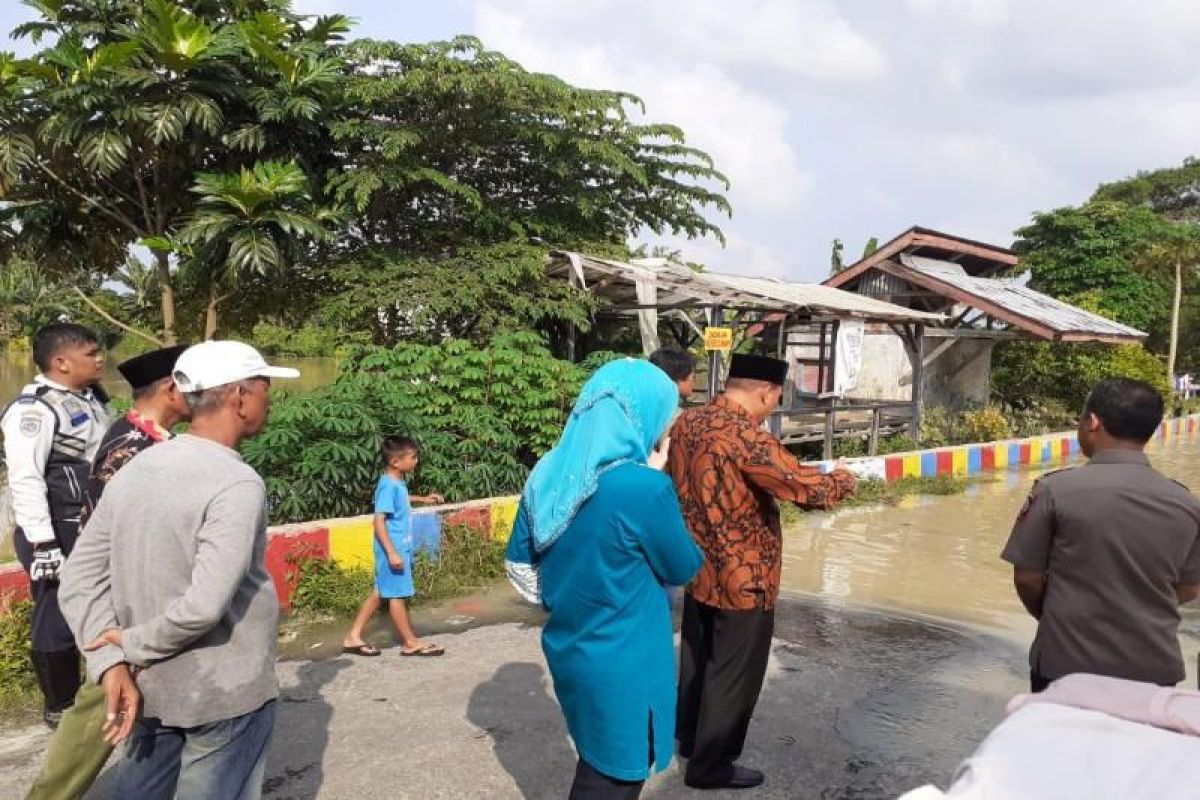 Wali kota tinjau banjir luapan Sungai Padang