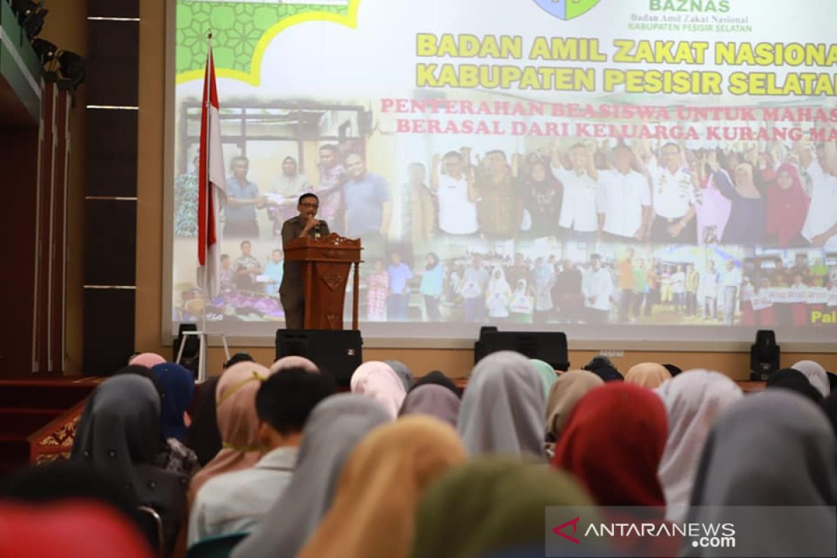 Baznas Pesisir Selatan serahkan beasiswa ke 750 mahasiswa