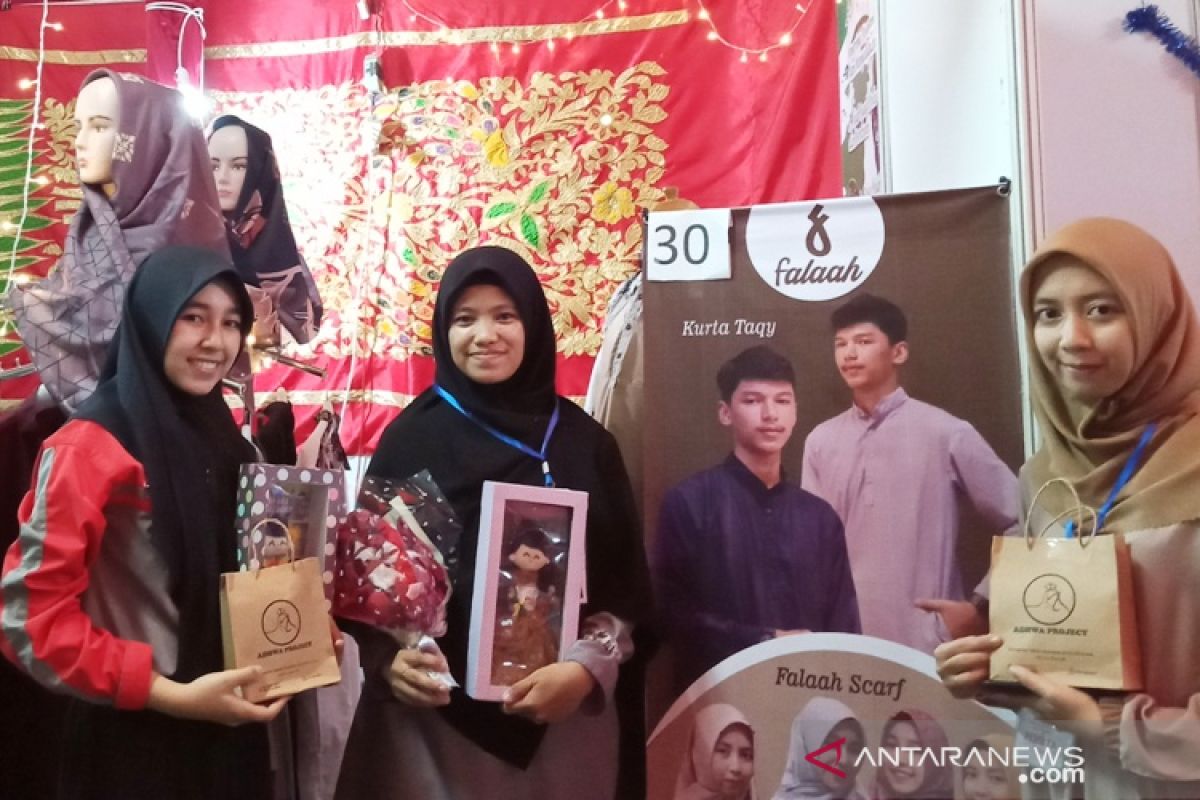Mahasiswi Politeknik Negeri Padang olah kain perca jadi bernilai ekonomi
