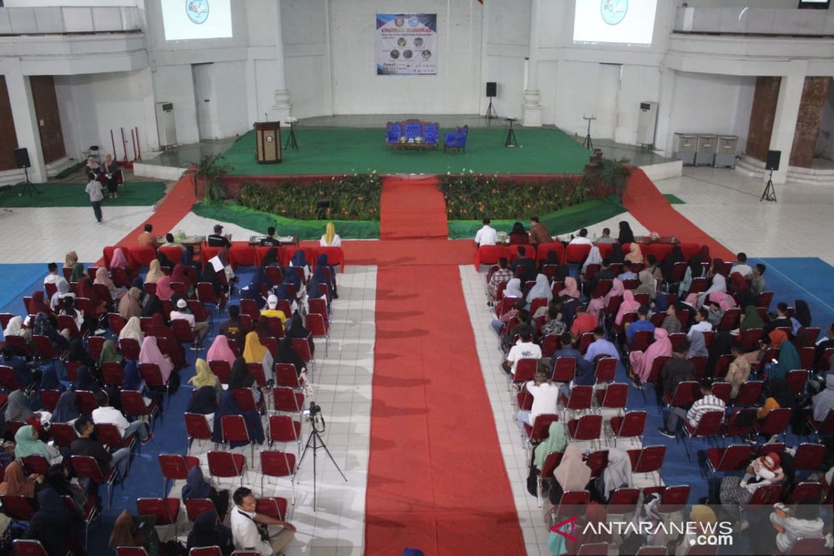 Pers mahasiswa UHO menggelar seminar melawan hoaks