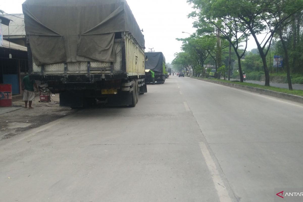 Warga berharap Dishub tertibkan truk parkir di badan jalan