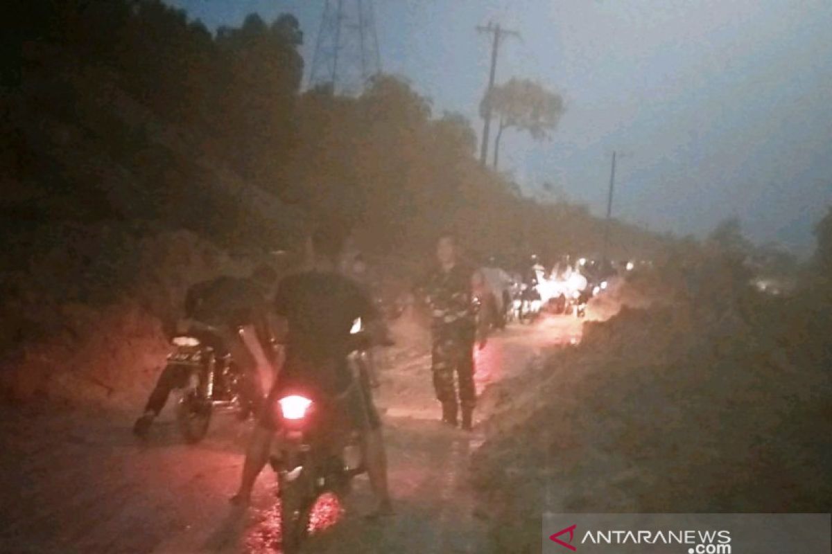 Jalan lintas provinsi di Aceh Barat tertimbun longsor, arus lalulintas terganggu