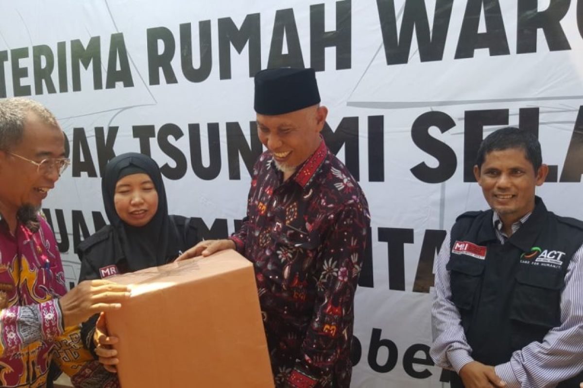 Wali Kota Padang serahkan bantuan rumah kepada korban tsunami