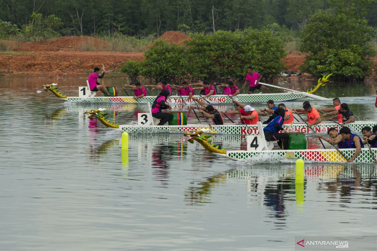 Lomba Perahu Naga di Tanjungpinang terkendala hujan dan angin kencang