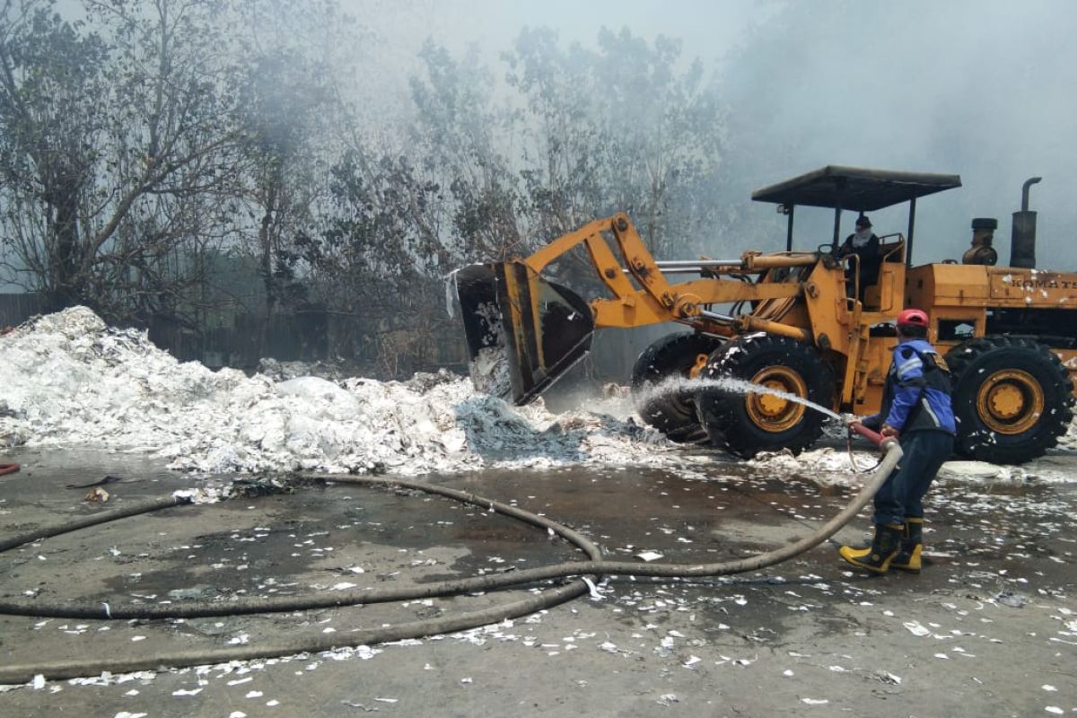 Ribuan kubik sampah kertas di pabrik Setia Kawan Tulungagung terbakar