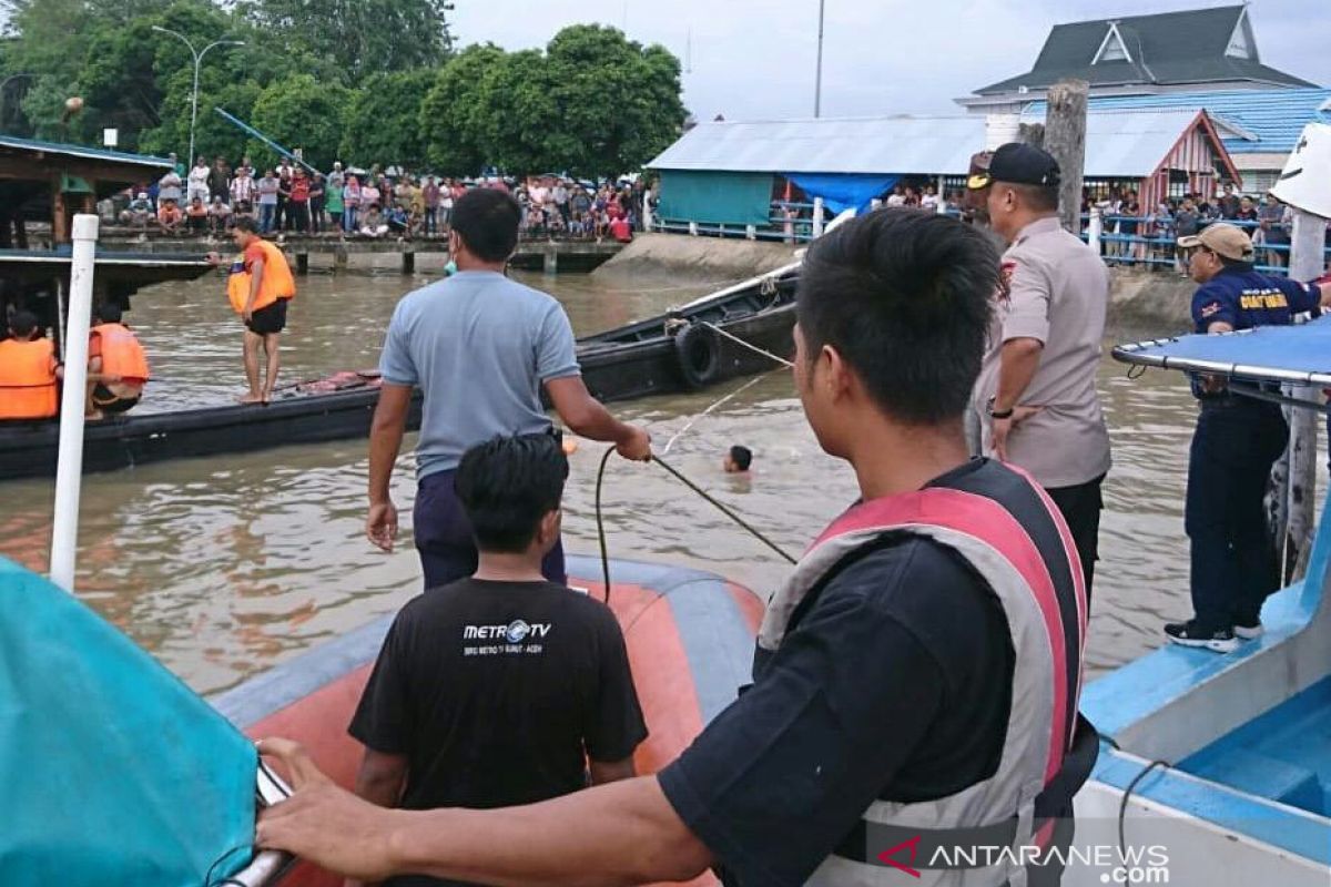 Kapal bermuatan elpiji terbakar di Inhil, dua orang sempat terbakar