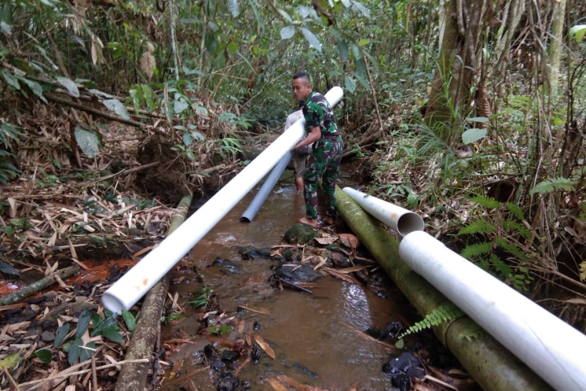 Satgas Pamtas 643 bantu warga perbatasan perbaiki saluran air bersih