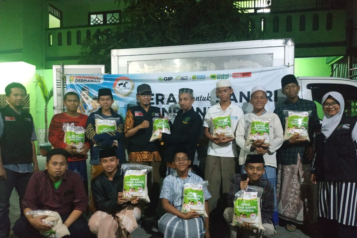 ACT Jatim salurkan beras untuk  santri