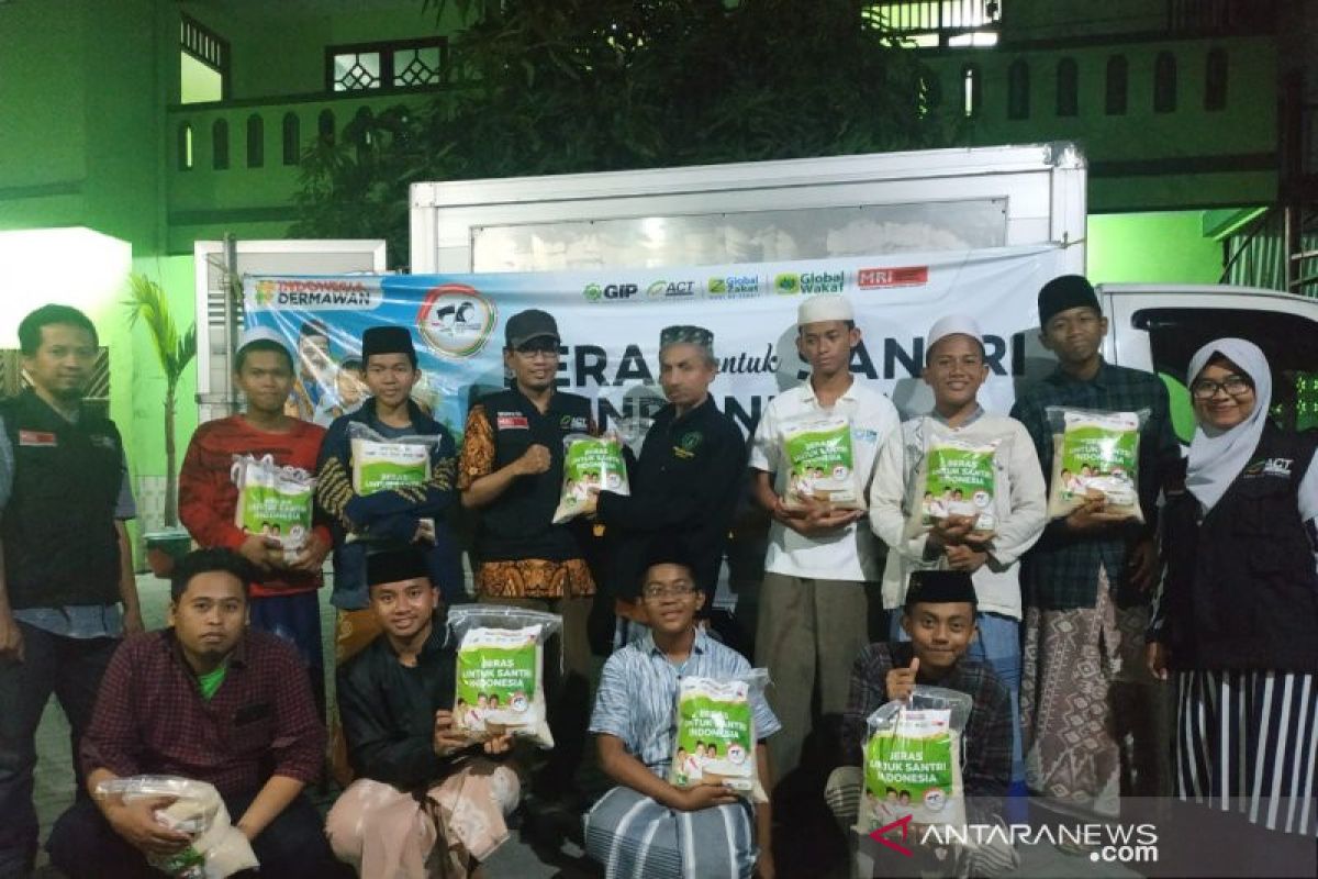 ACT salurkan satu ton beras untuk santri di Sidoarjo