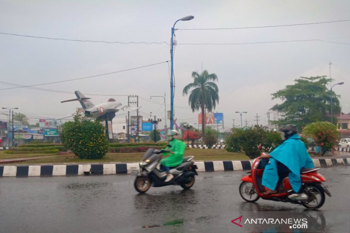 Waspadai petir-angin kencang musim transisi di Kalsel, sebut BMKG