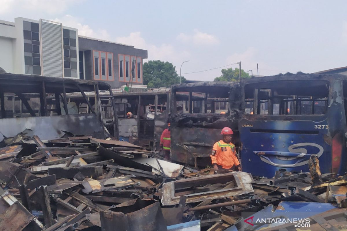 Belasan bangkai bus Damri terbakar