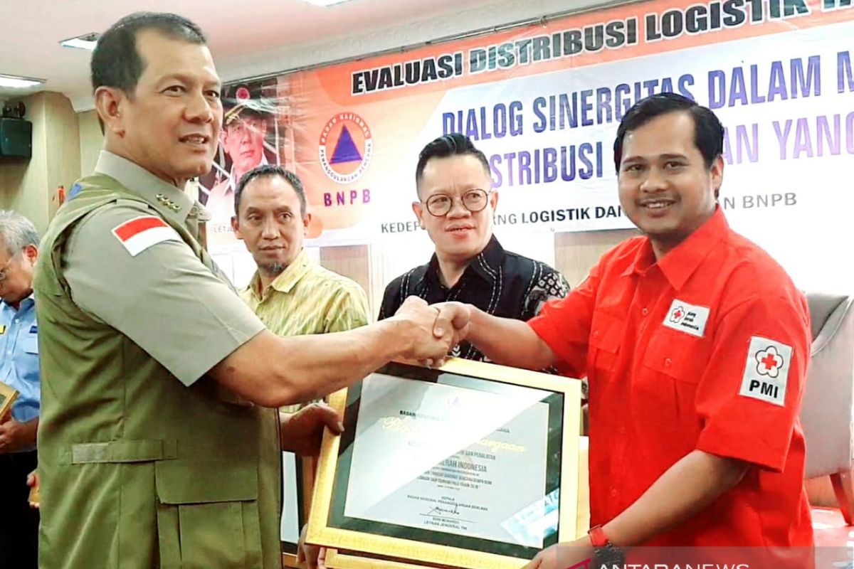 PMI dapat pengharaan BNPB atas kontribusi pendistrubusian logistik